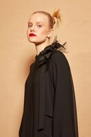 Yeşim Özcan Siyah Şifon Detaylı Göğüs Kısmı Çiçek Desenli Elbise - Thumbnail
